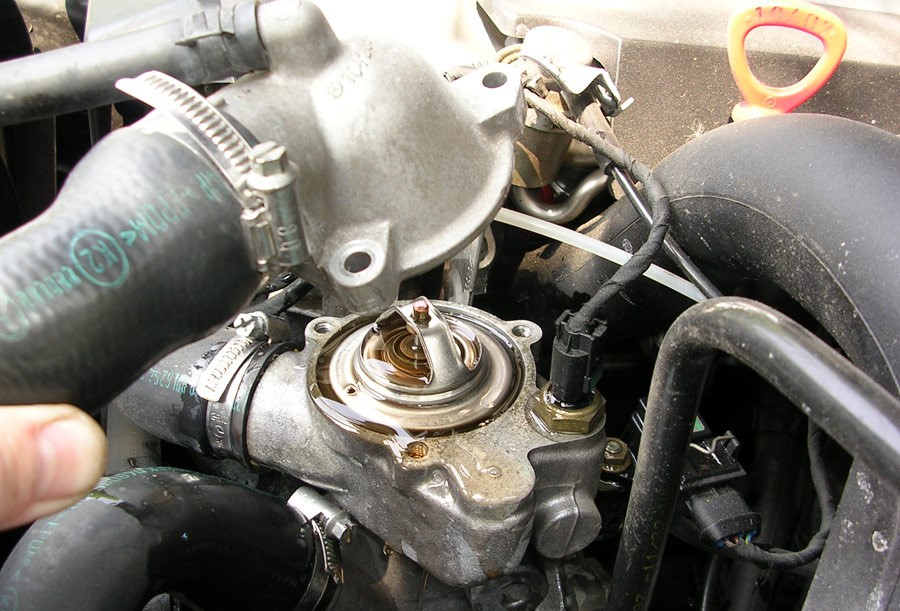 Снятие крышки корпуса термостата