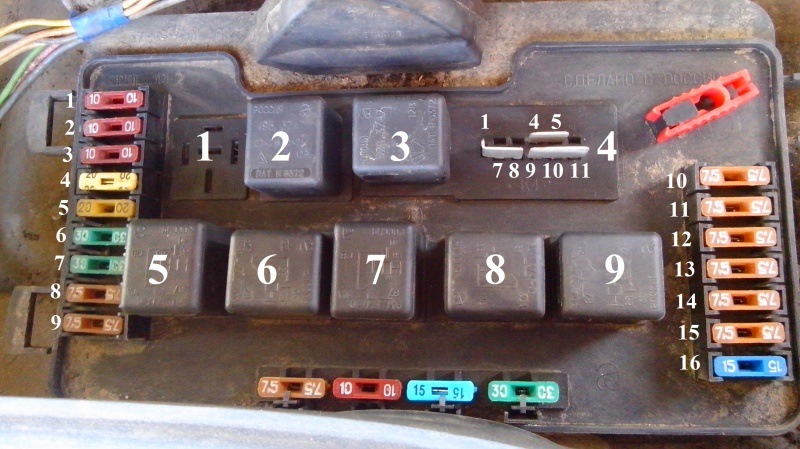 Монтажный блок с 9 реле, их бывает два варианта ВАЗ-2108, 2109, 21099
