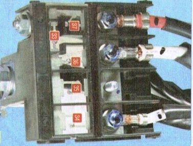 Предохранители и реле в моторном отсеке Митсубиси - схема 2