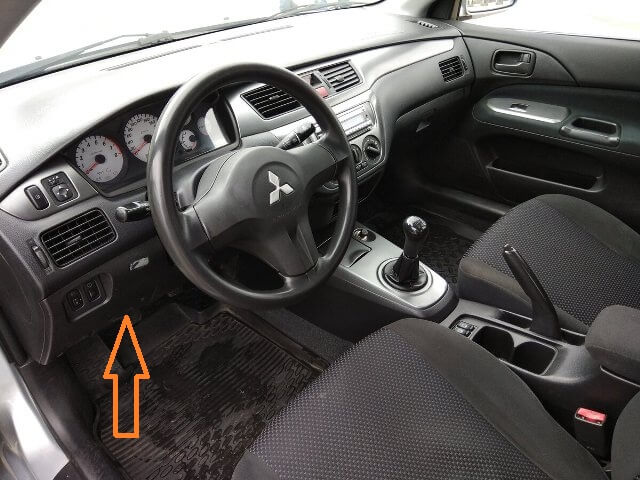 Предохранители и реле в салоне Митсубиси Лансер 9