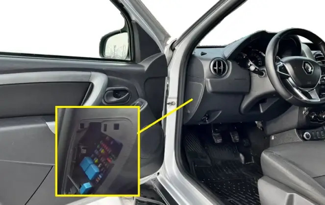 Предохранители и реле в салоне Рено Дастер