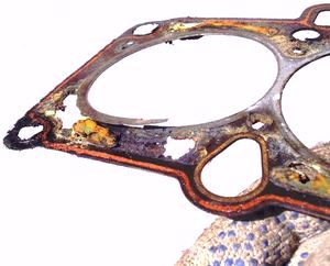 Симптомы прогара прокладки ГБЦ: дым из выхлопной трубы